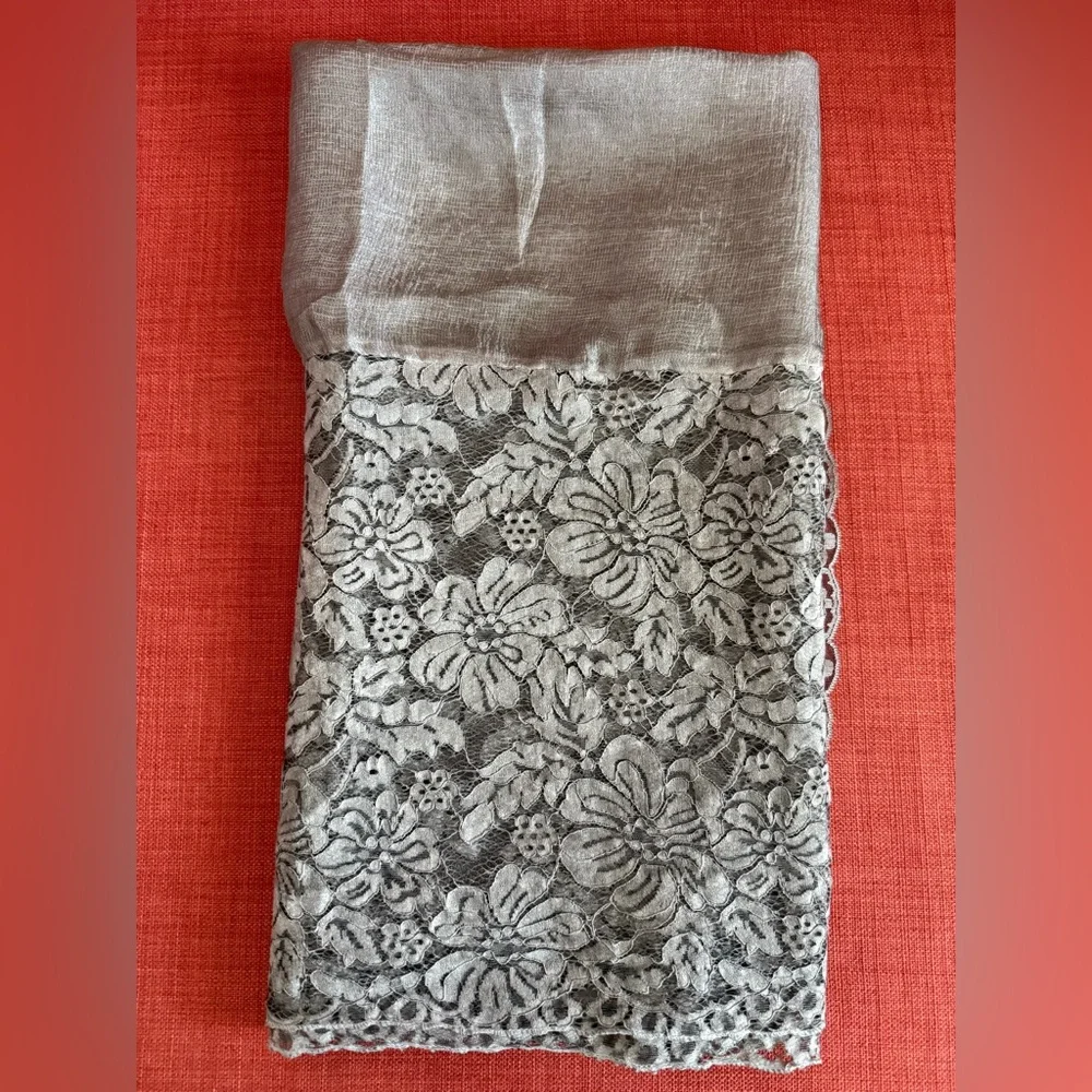 NWT FOULARD BELLA Chic Lace Trim Shawl Grey